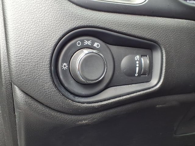Used 2023 Jeep Renegade Latitude AWD/4WD image 18
