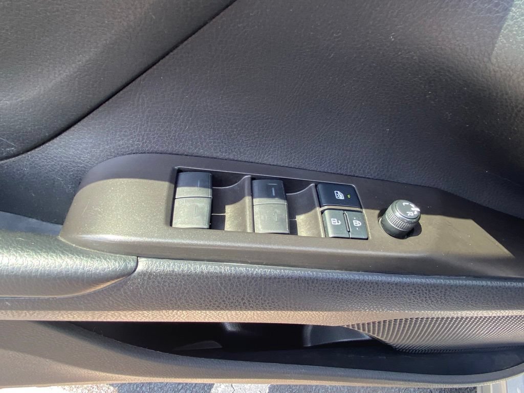 Used 2022 Toyota Camry SE FWD image 11