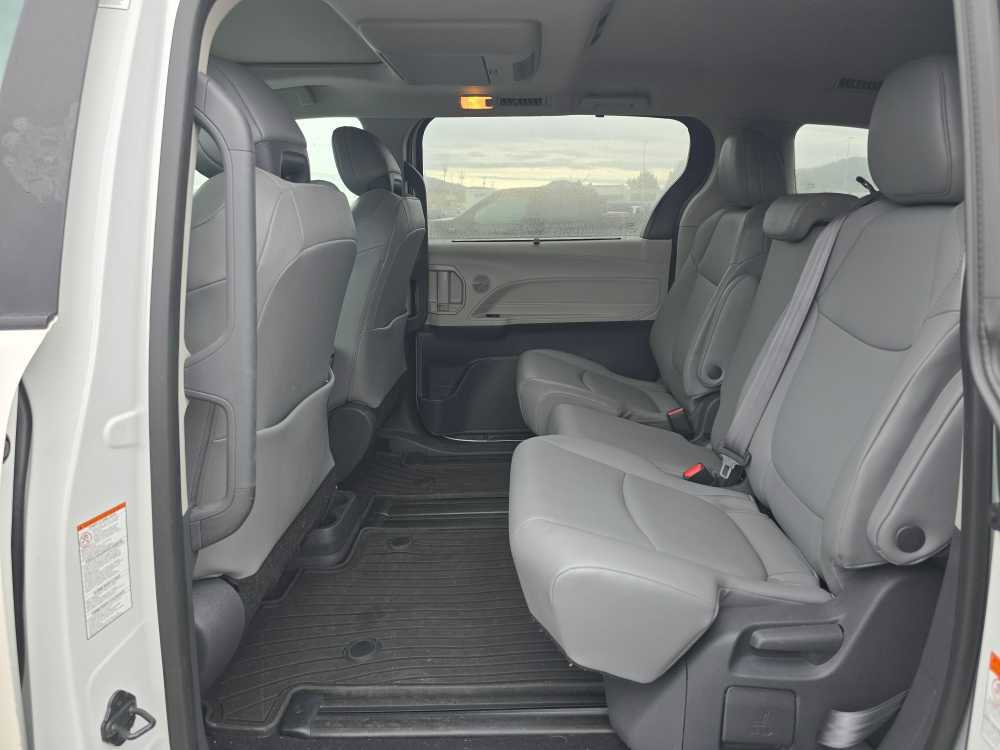 Used 2021 Toyota Sienna XLE image 16