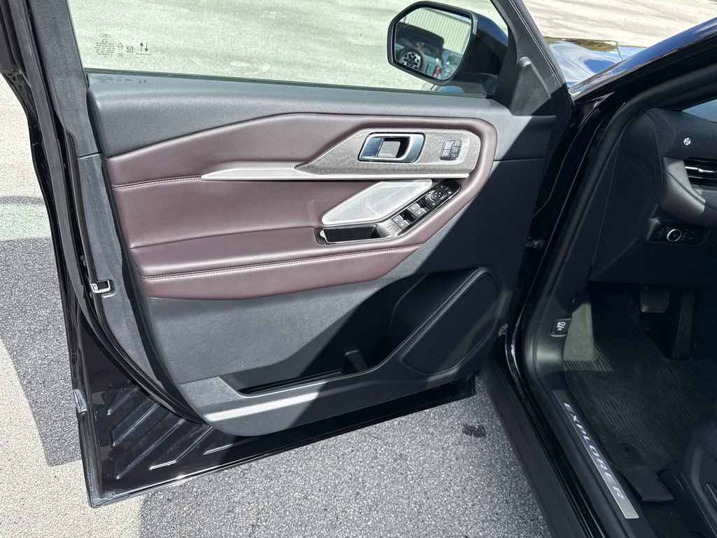 Certified 2025 Ford Explorer Platinum image 14