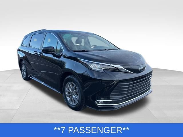 Used 2023 Toyota Sienna XLE image 6