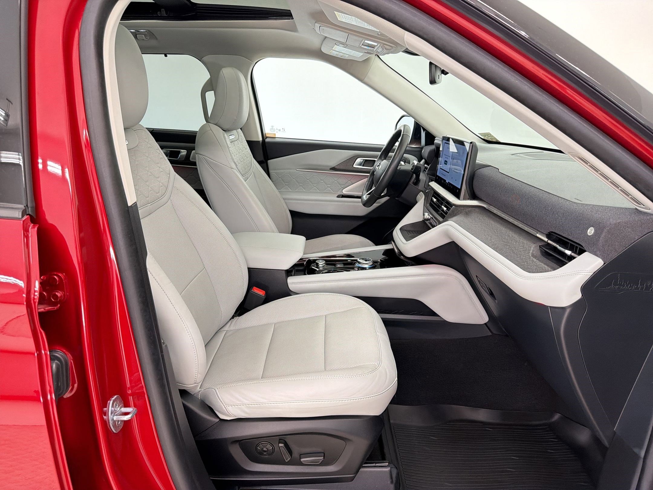 Certified 2025 Ford Explorer Platinum w/ Ultimate Package image 29