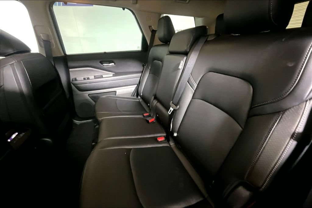 Used 2025 Nissan Pathfinder SL FWD image 21
