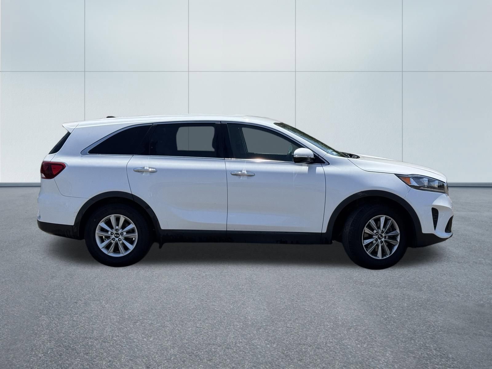 Used 2020 Kia Sorento LX FWD image 2