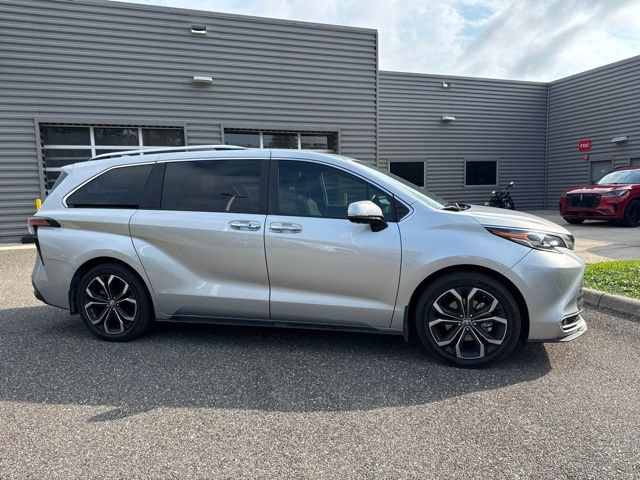 Used 2025 Toyota Sienna Platinum FWD image 3