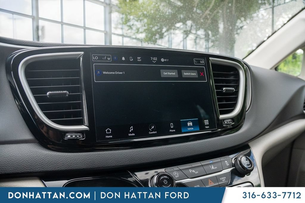 Used 2023 Chrysler Pacifica Touring-L FWD image 7