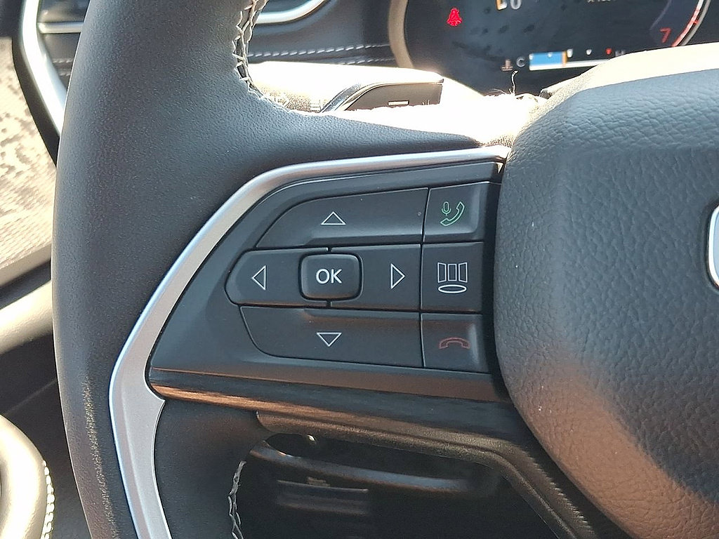 Used 2025 Jeep Grand Cherokee Laredo X w/ Luxury Tech Group I AWD/4WD image 17
