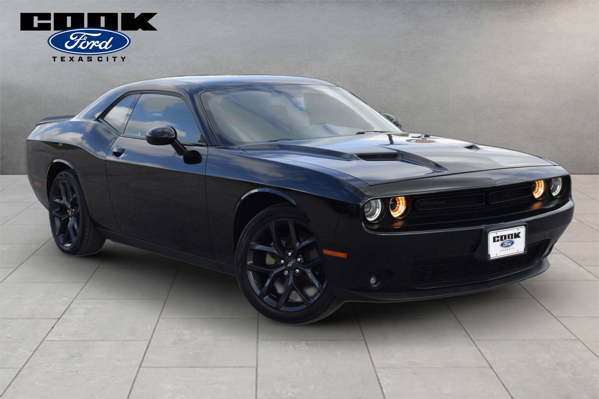 Used 2022 Dodge Challenger SXT w/ Blacktop Package RWD image 2