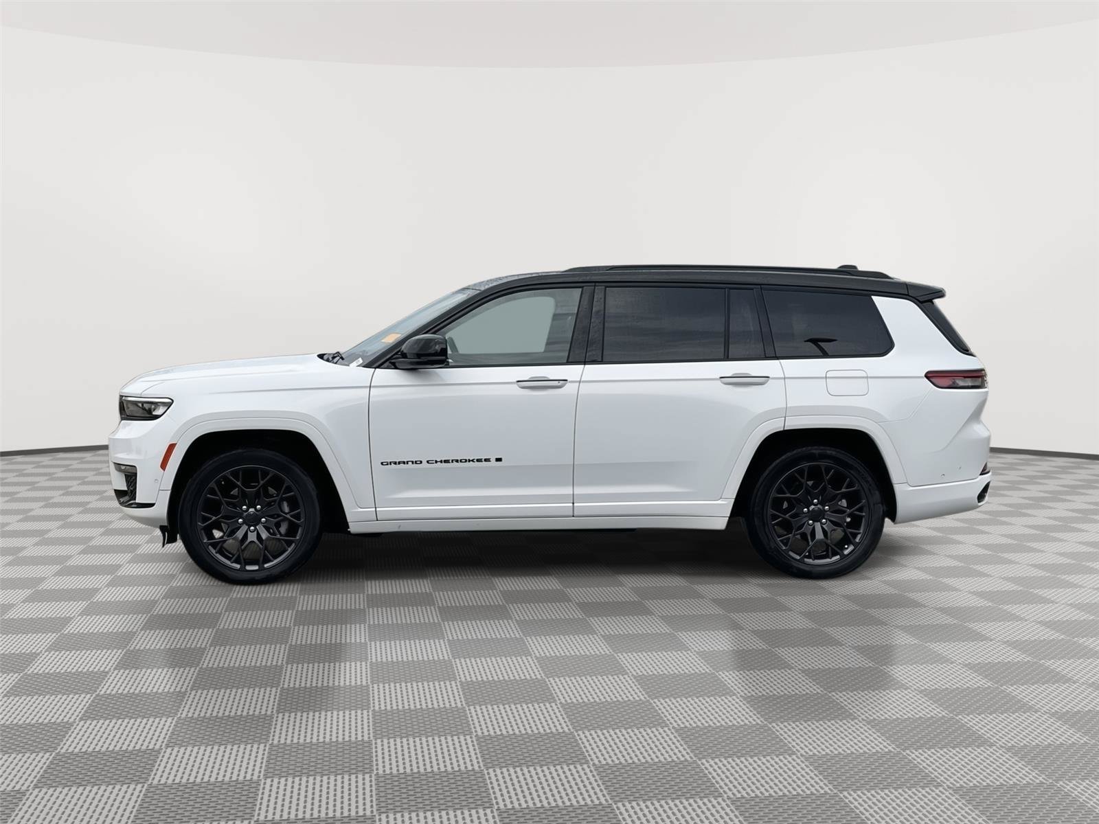 Used 2025 Jeep Grand Cherokee L Summit w/ Advanced Protech Group IV AWD/4WD image 2