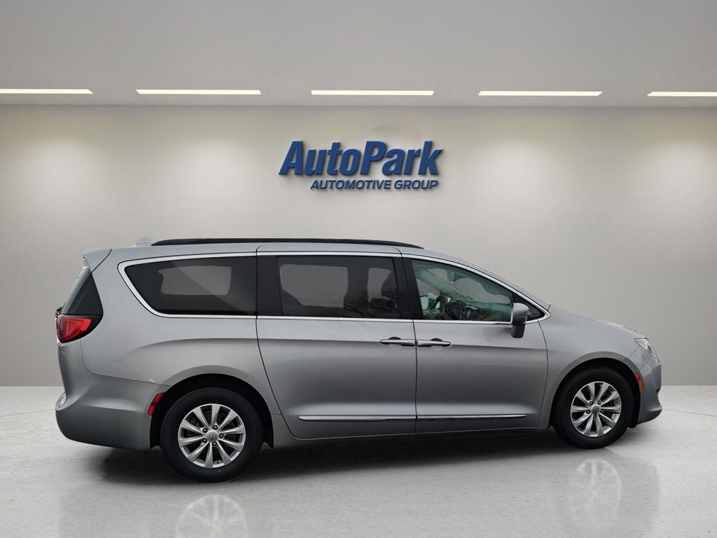 Used 2017 Chrysler Pacifica Touring-L image 6