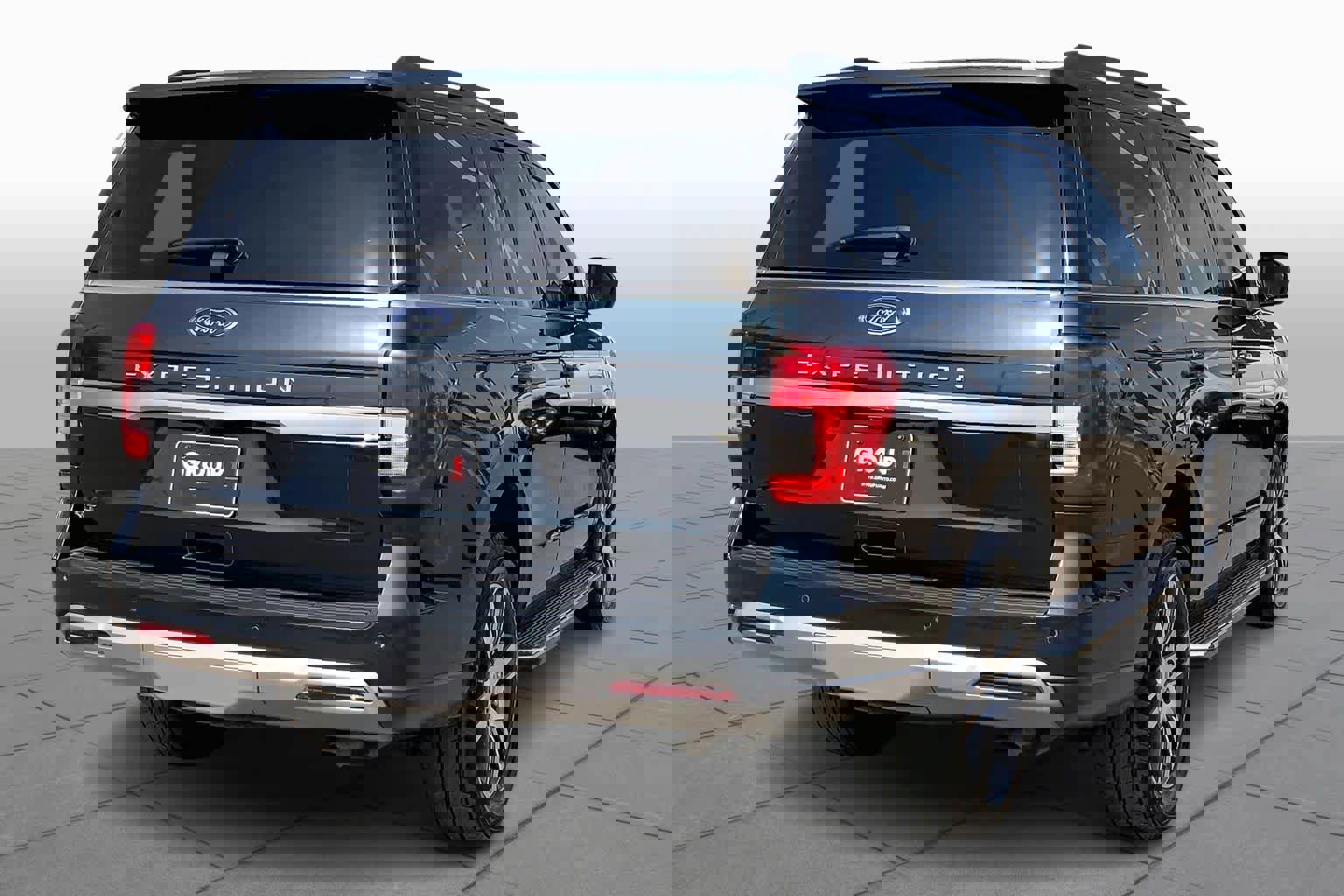Certified 2023 Ford Expedition XLT image 3