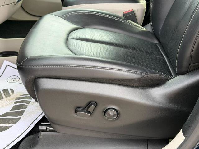 Used 2024 Chrysler Pacifica Touring-L FWD image 19