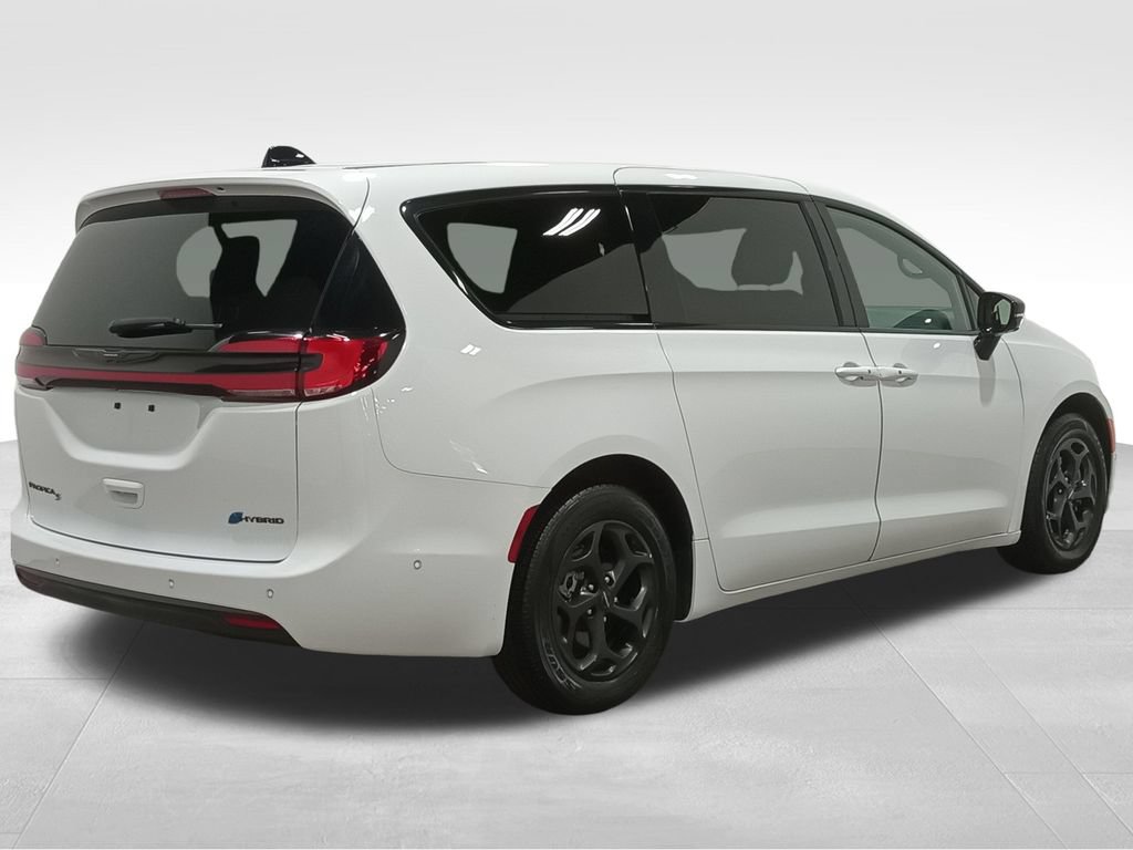 Used 2024 Chrysler Pacifica Limited FWD image 3