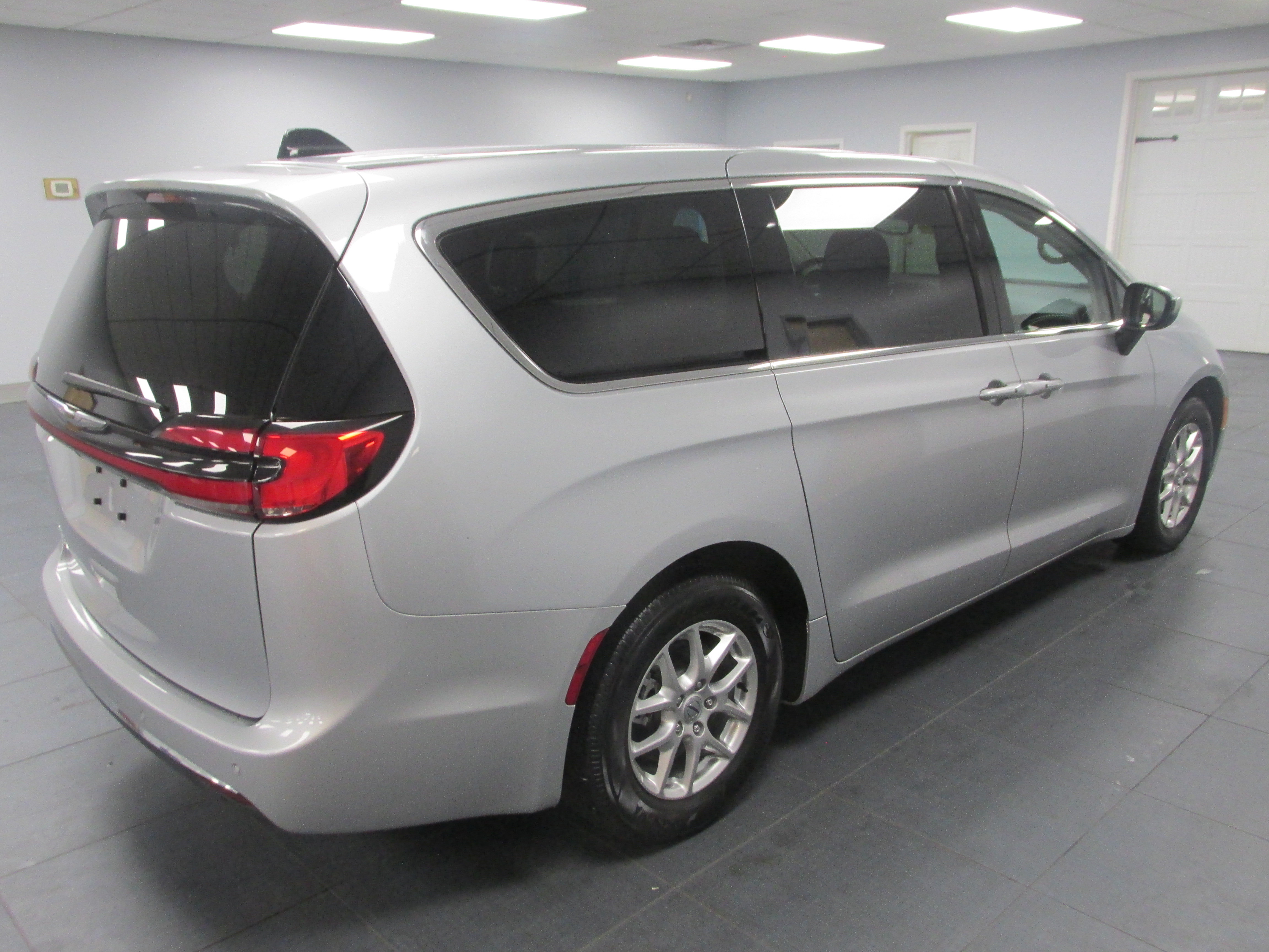 Used 2023 Chrysler Pacifica Touring-L FWD image 4