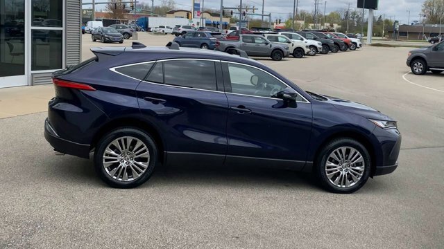 Used 2023 Toyota Venza XLE AWD/4WD image 2
