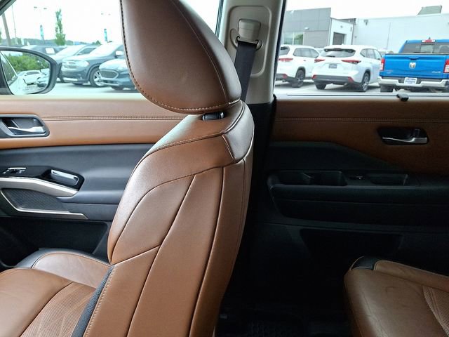 Used 2022 Nissan Pathfinder Platinum image 18