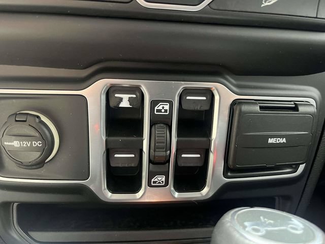 Used 2018 Jeep Wrangler Unlimited Sahara w/ Dual Top Group AWD/4WD image 31