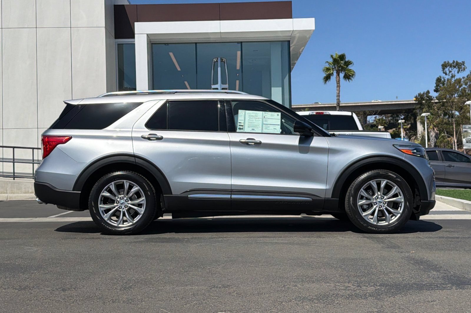 Certified 2023 Ford Explorer Limited RWD image 2