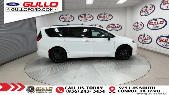 Used 2024 Chrysler Pacifica Limited w/ S Appearance Package FWD image 9