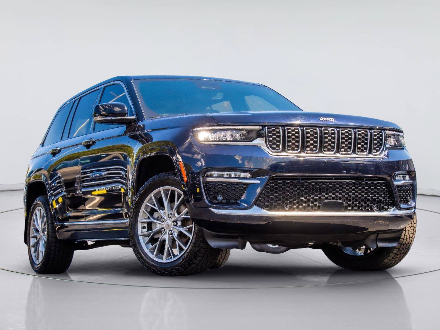 Used 2023 Jeep Grand Cherokee Summit w/ Luxury Tech Group V AWD/4WD image 2