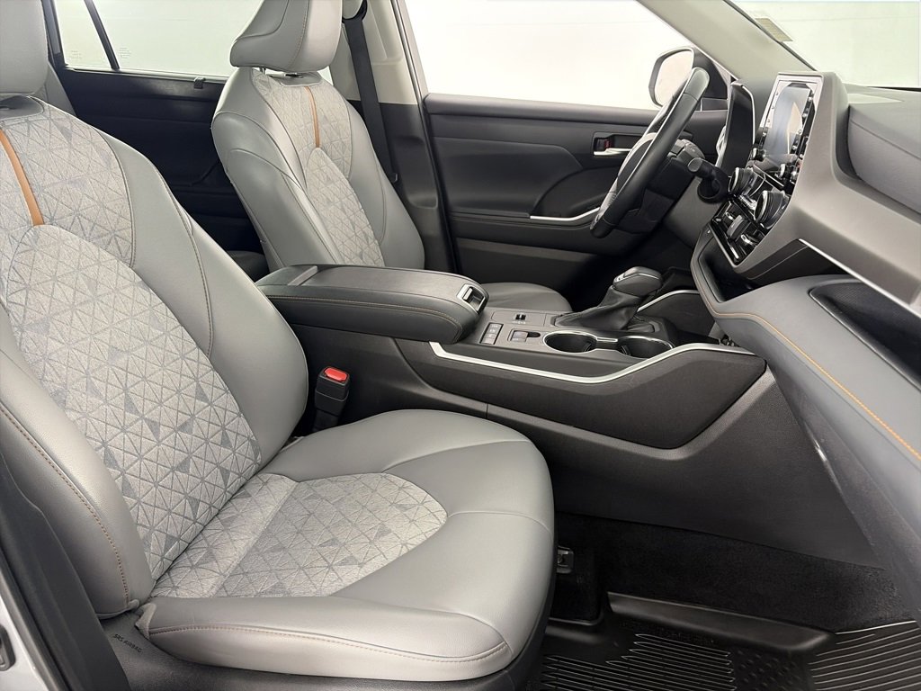 Used 2022 Toyota Highlander Bronze Edition image 32