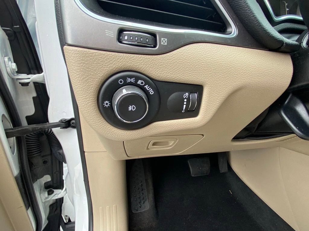 Used 2019 Jeep Cherokee Latitude w/ Popular Appearance Group FWD image 12