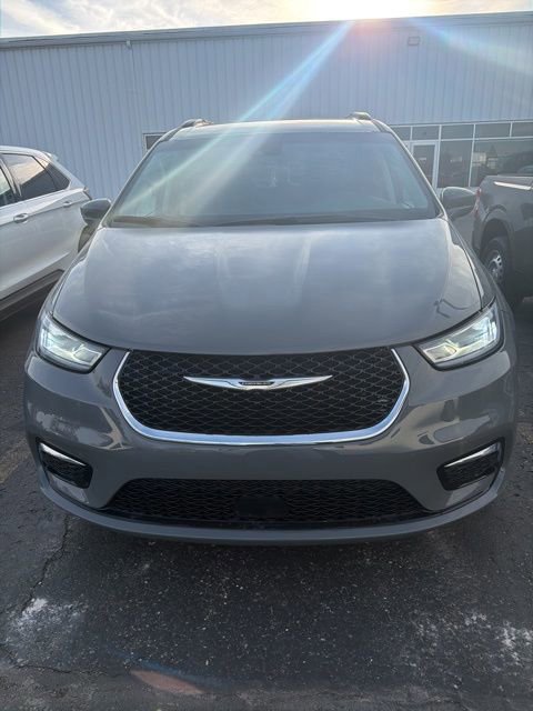 Used 2022 Chrysler Pacifica Touring-L image 6