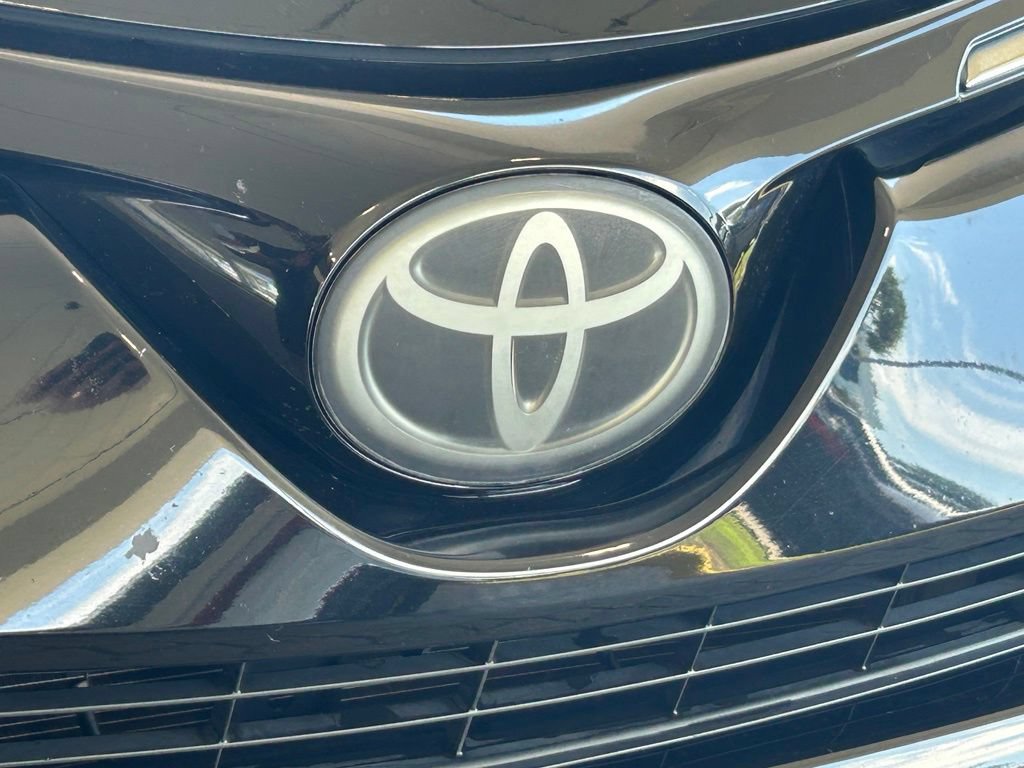 Used 2018 Toyota RAV4 LE FWD image 17