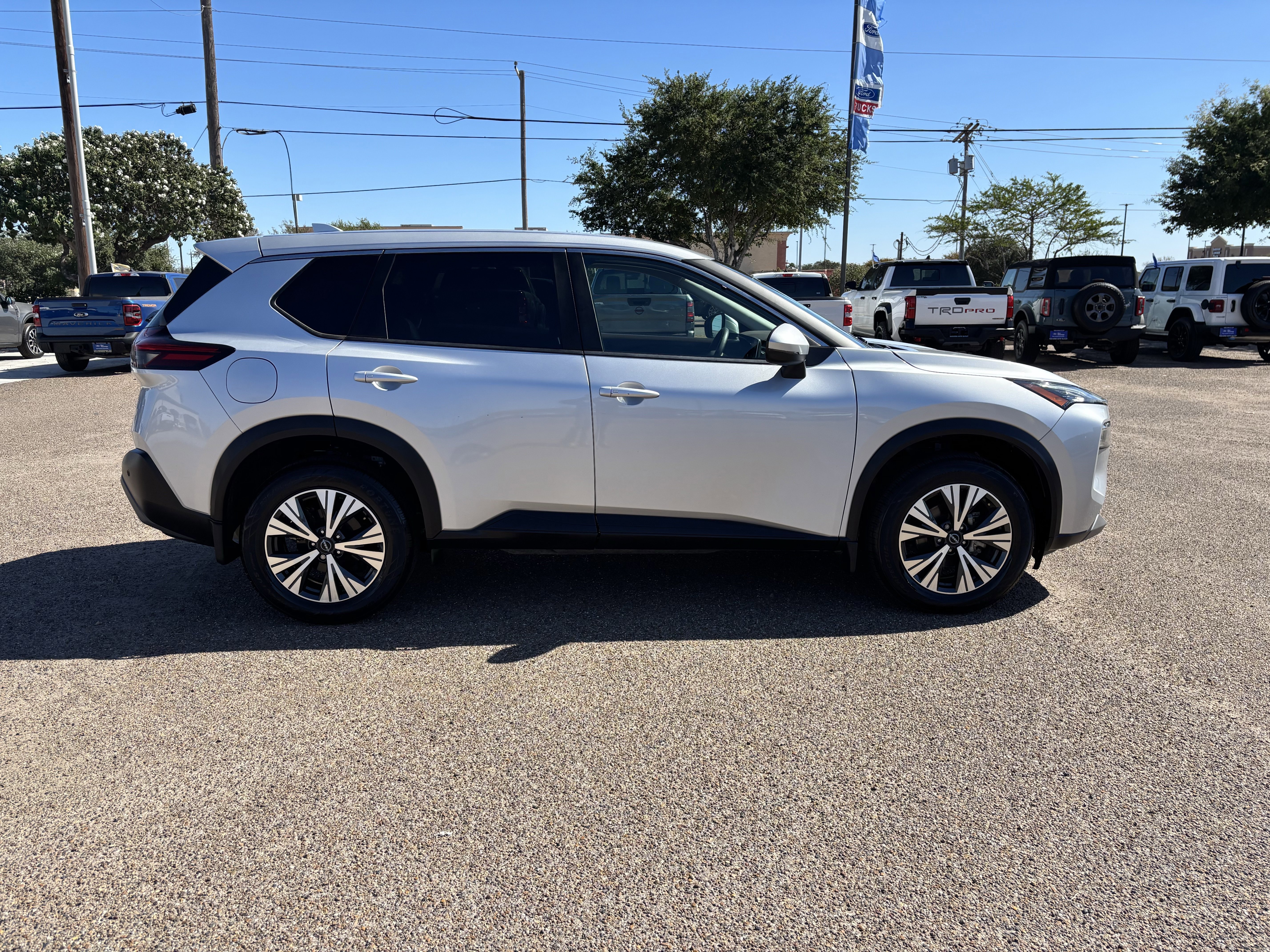 Used 2023 Nissan Rogue SV image 4