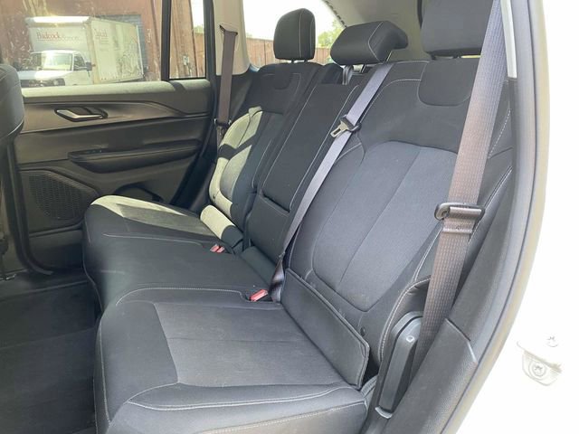 Used 2023 Jeep Grand Cherokee Laredo AWD/4WD image 11