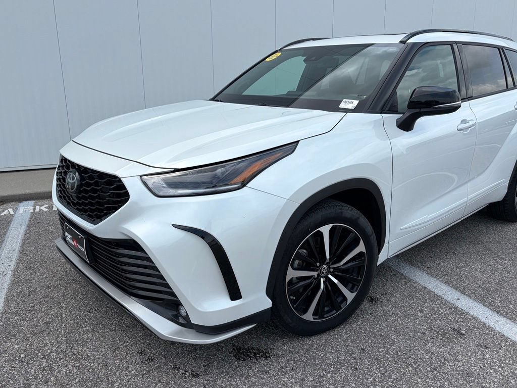Used 2022 Toyota Highlander XSE AWD/4WD image 2