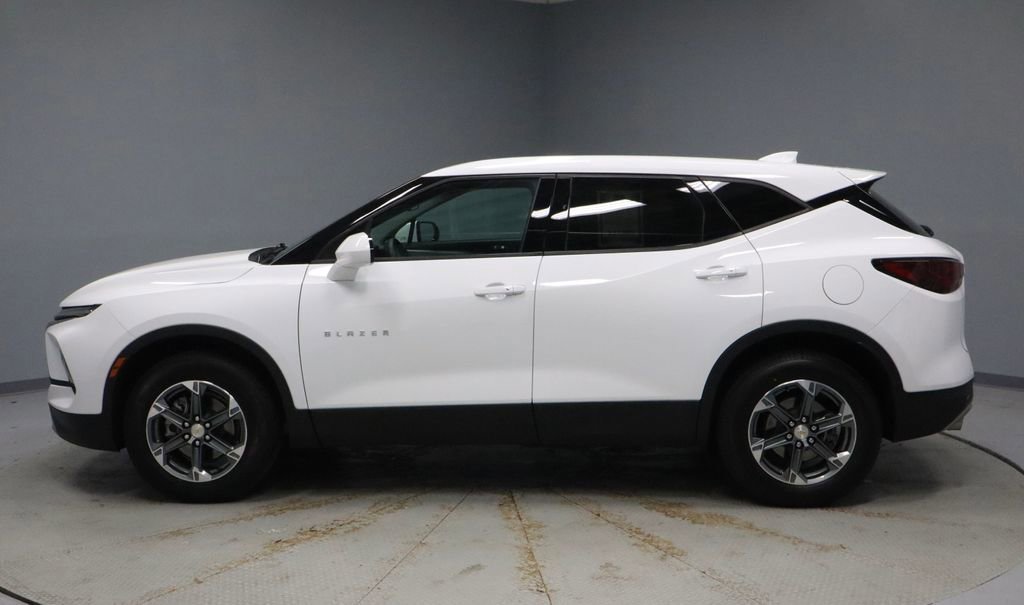Used 2025 Chevrolet Blazer LT image 2