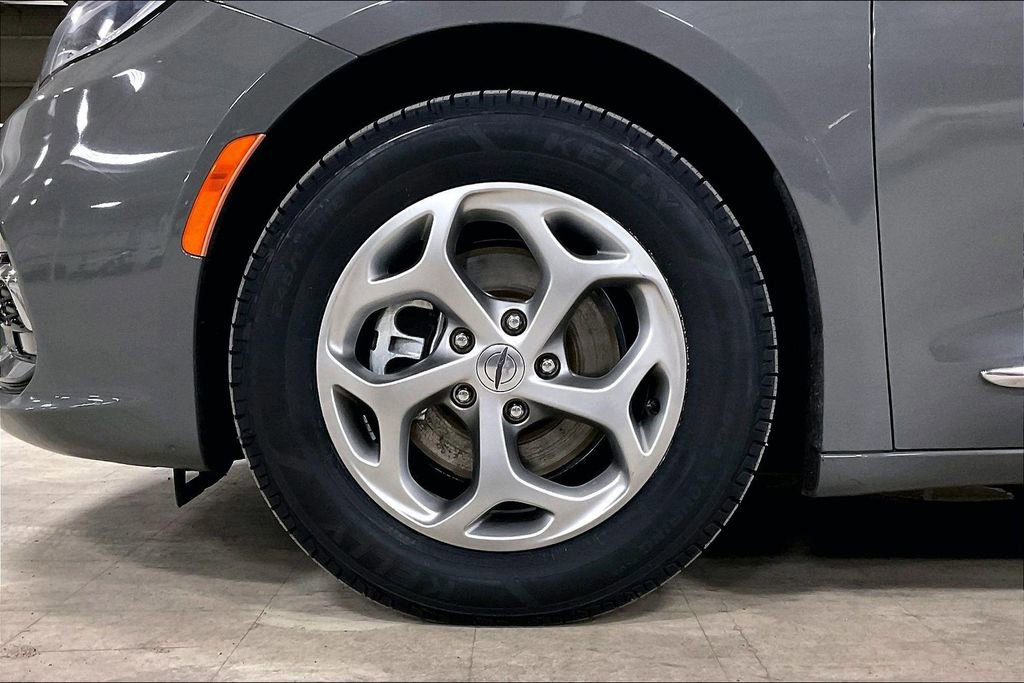 Used 2023 Chrysler Pacifica Limited image 11