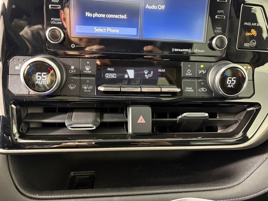 Used 2021 Toyota Highlander XLE image 20