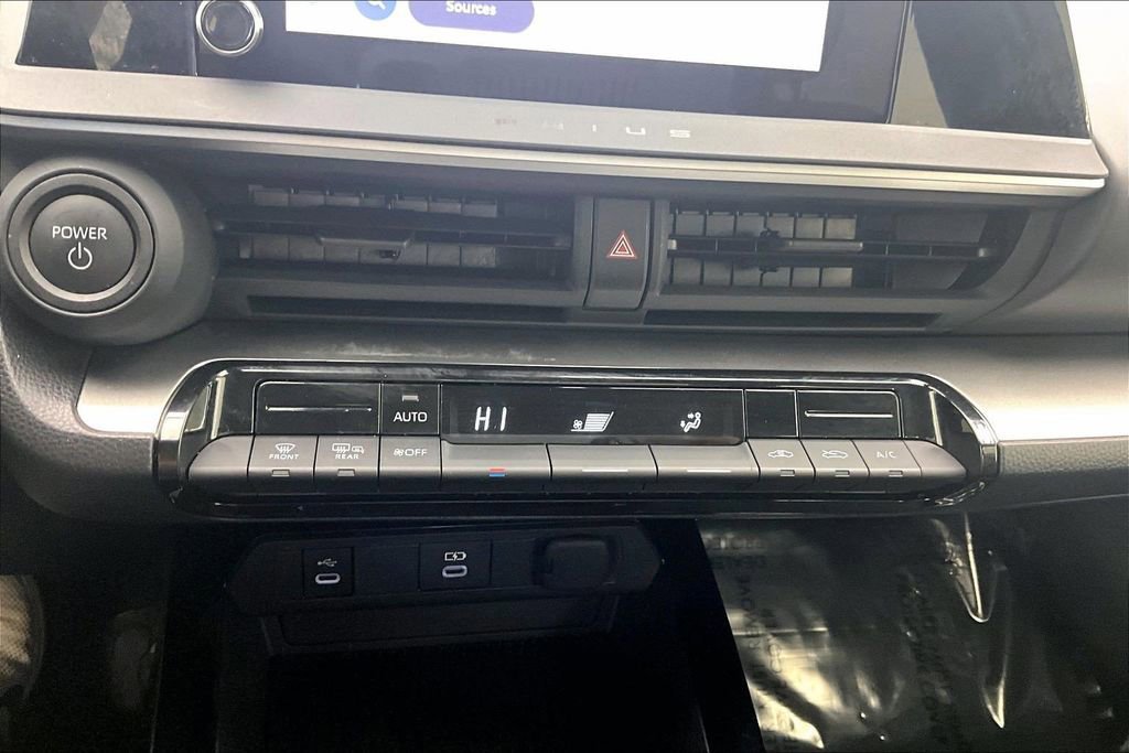 Used 2025 Toyota Prius LE FWD image 31