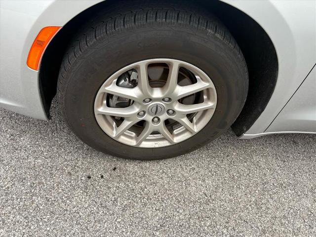 Used 2024 Chrysler Pacifica Touring-L image 7