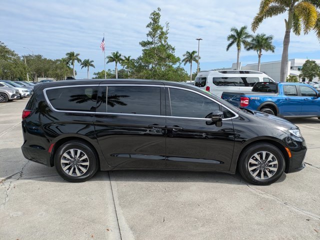 Used 2025 Chrysler Pacifica Select image 5