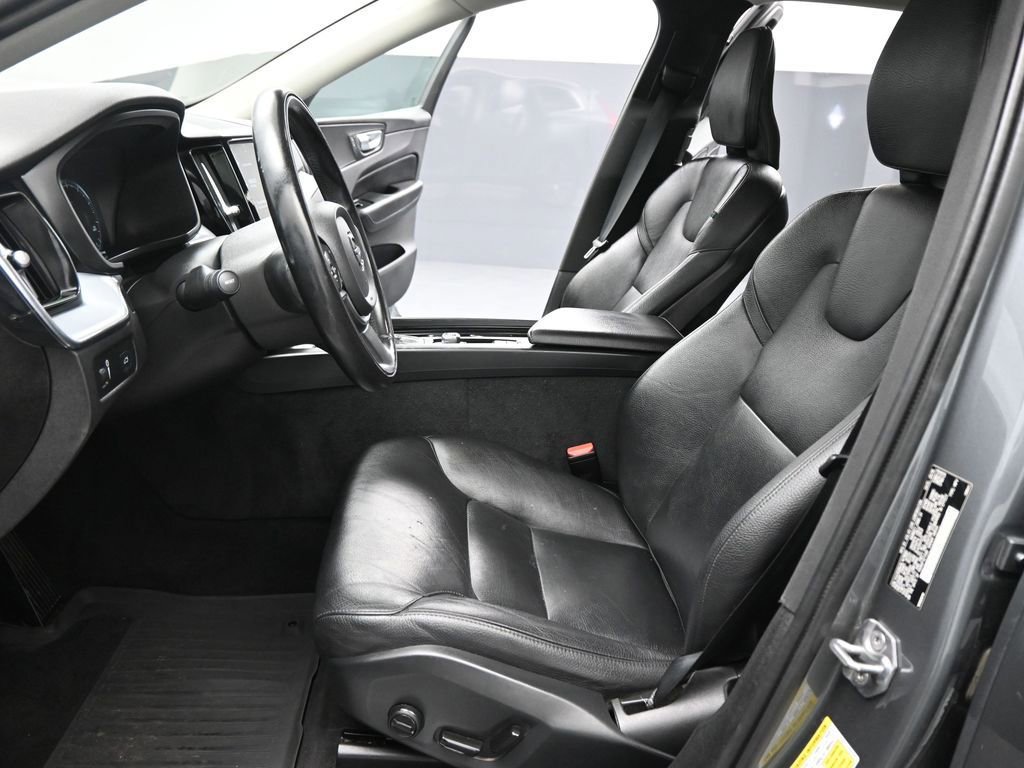 Used 2020 Volvo XC60 T5 Momentum w/ Protection Package Premier image 41