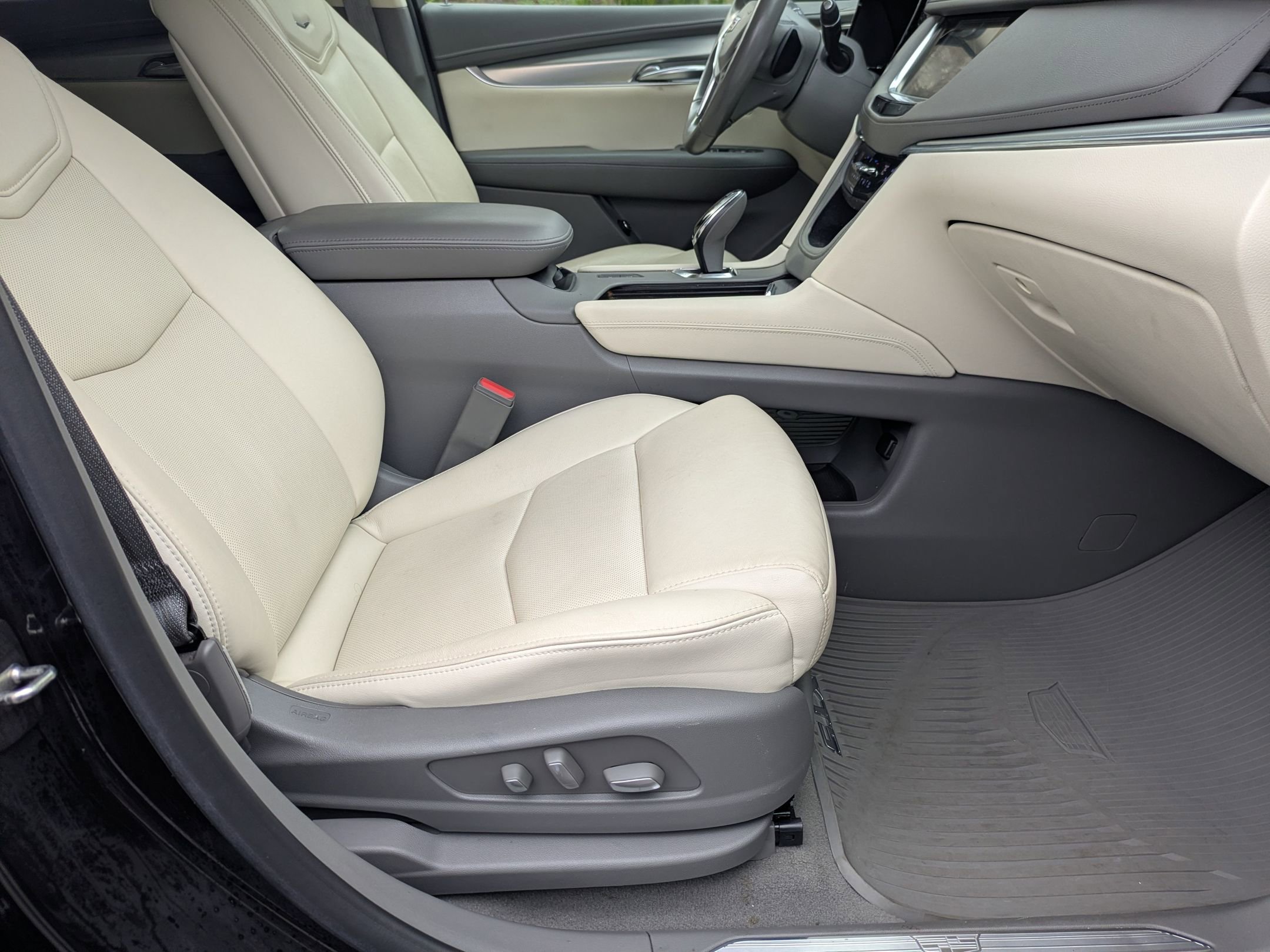 Used 2019 Cadillac XT5 Premium Luxury w/ Driver Assist Package image 40