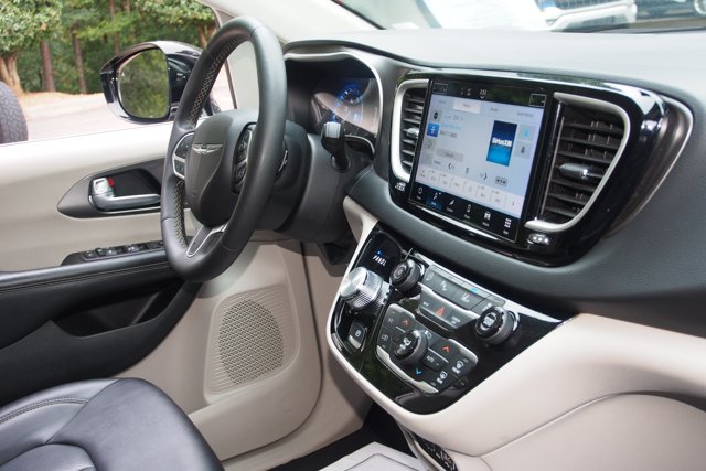 Used 2024 Chrysler Pacifica Touring-L FWD image 10