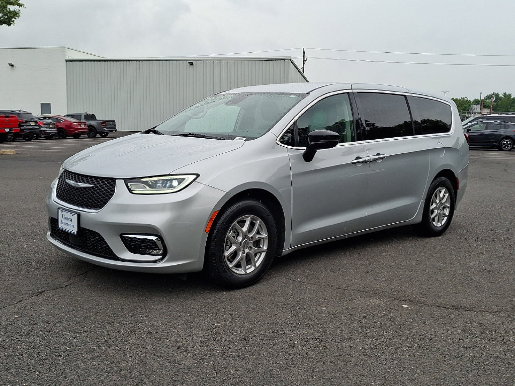 Used 2024 Chrysler Pacifica Touring-L FWD image 6