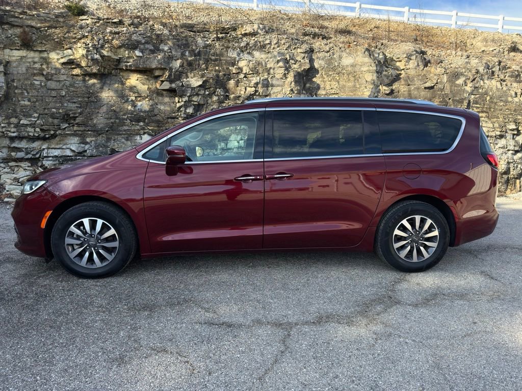 Used 2021 Chrysler Pacifica Touring-L image 3