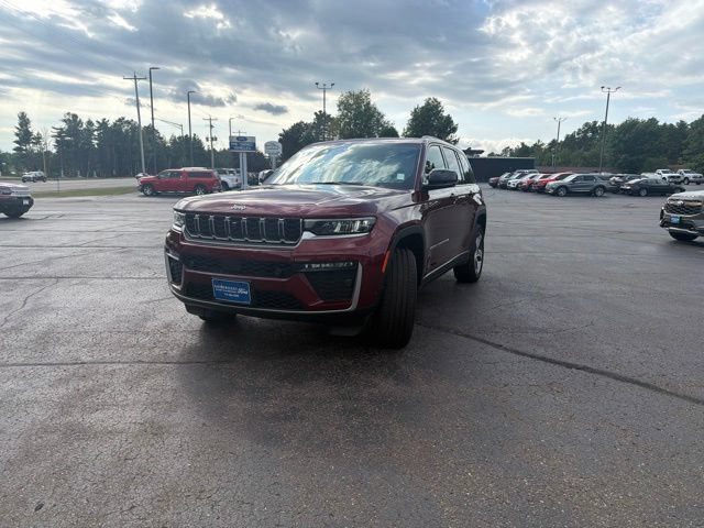 Used 2026 Jeep Grand Cherokee Limited w/ Luxury Tech Group II AWD/4WD image 4