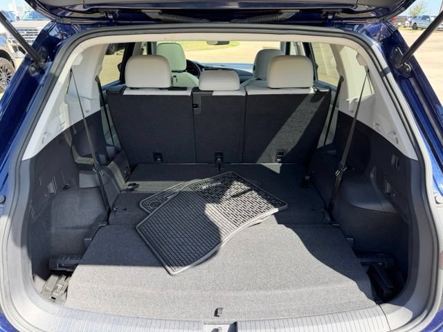 Used 2023 Volkswagen Tiguan SE w/ Panoramic Sunroof Package FWD image 8
