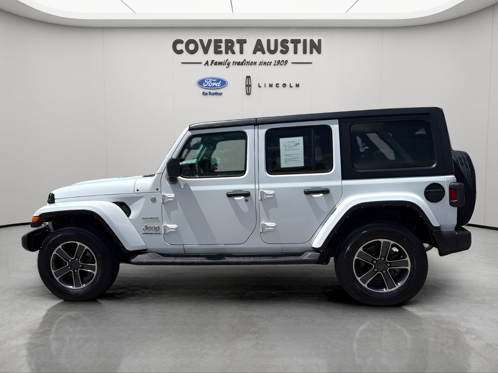 Used 2023 Jeep Wrangler Unlimited Sahara AWD/4WD image 3