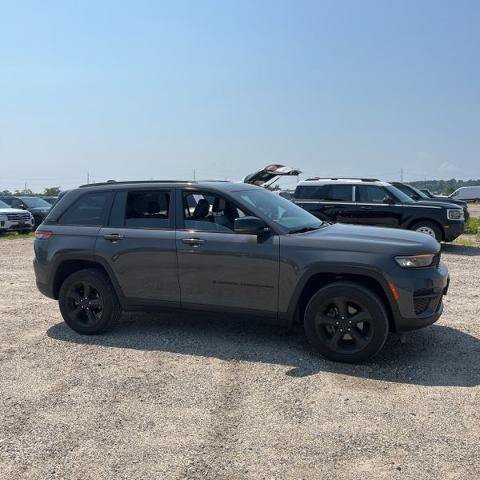 Used 2024 Jeep Grand Cherokee Altitude AWD/4WD image 3