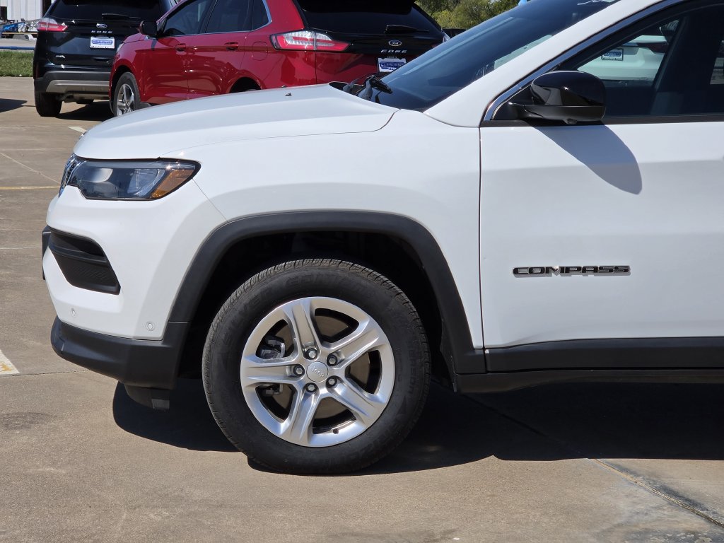 Used 2023 Jeep Compass Latitude w/ Convenience Group AWD/4WD image 9