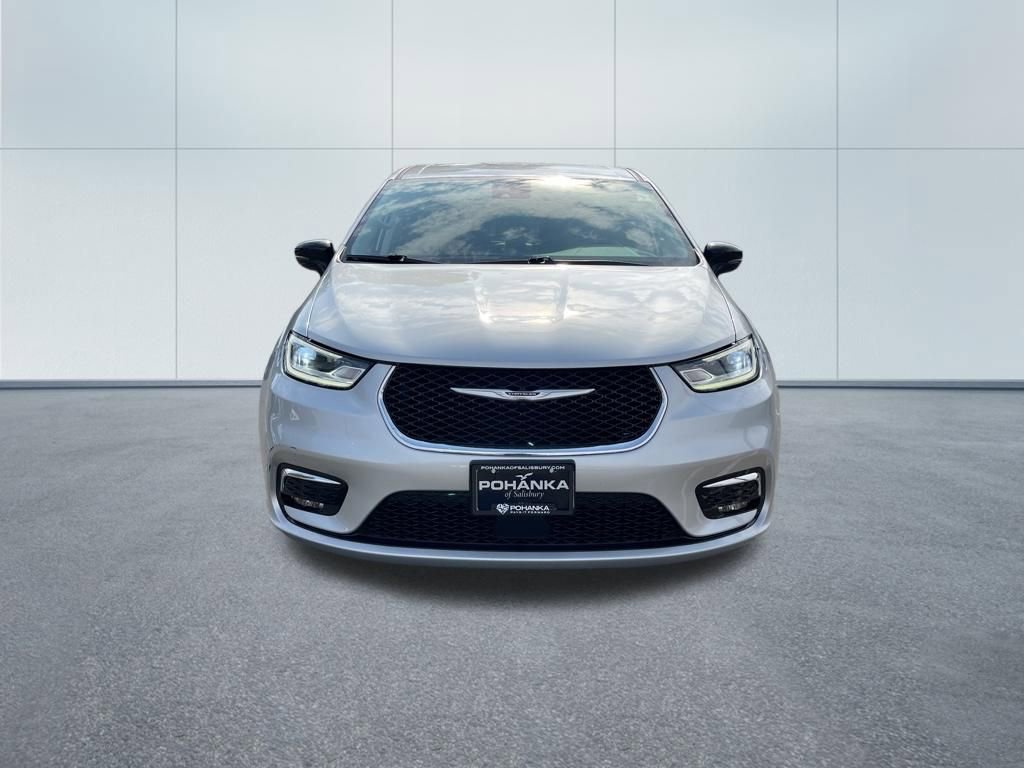 Used 2024 Chrysler Pacifica Select image 3