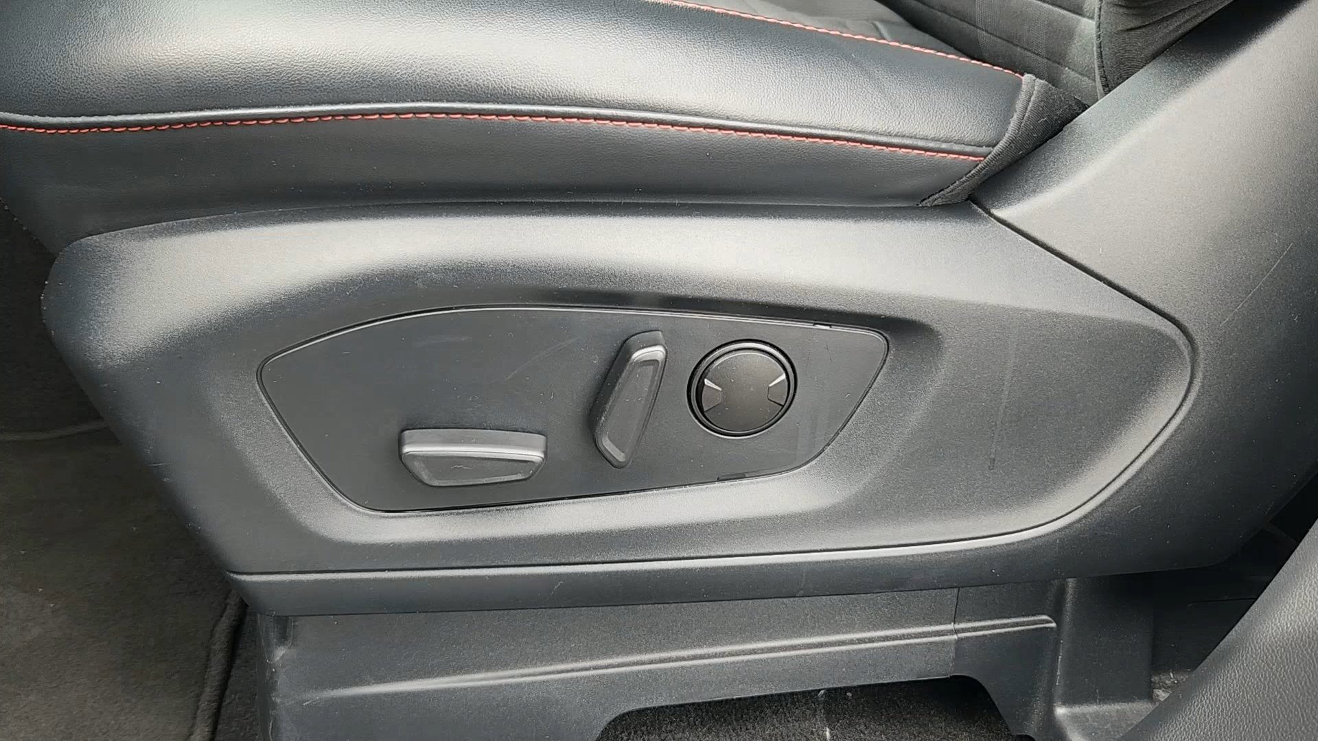 Certified 2025 Ford Explorer ST-Line image 9