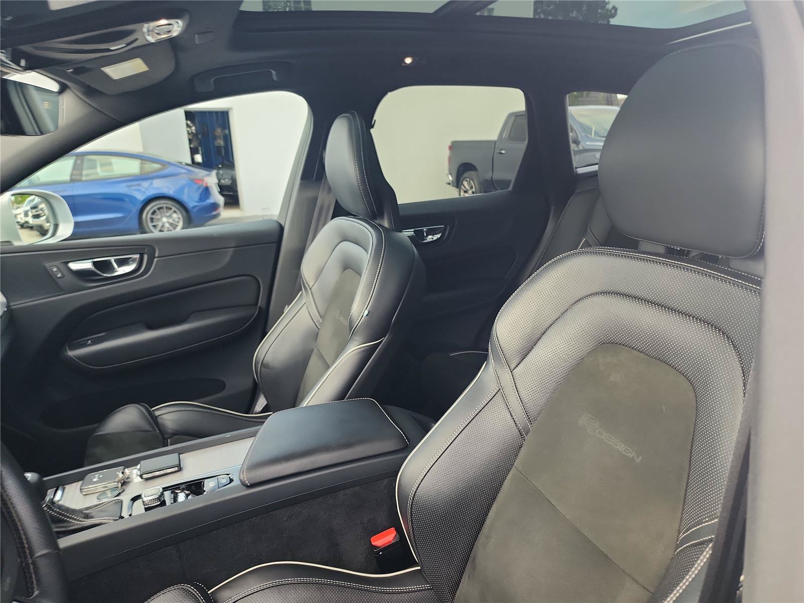 Used 2018 Volvo XC60 T5 R-Design w/ Convenience Package AWD/4WD image 14